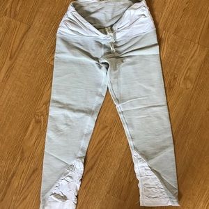 Lululemon capris - light grey/white size: 4